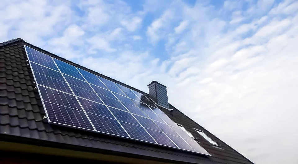 Panneaux solaires produisant de l'énergie propre sur un toit d'une maison d'habitation