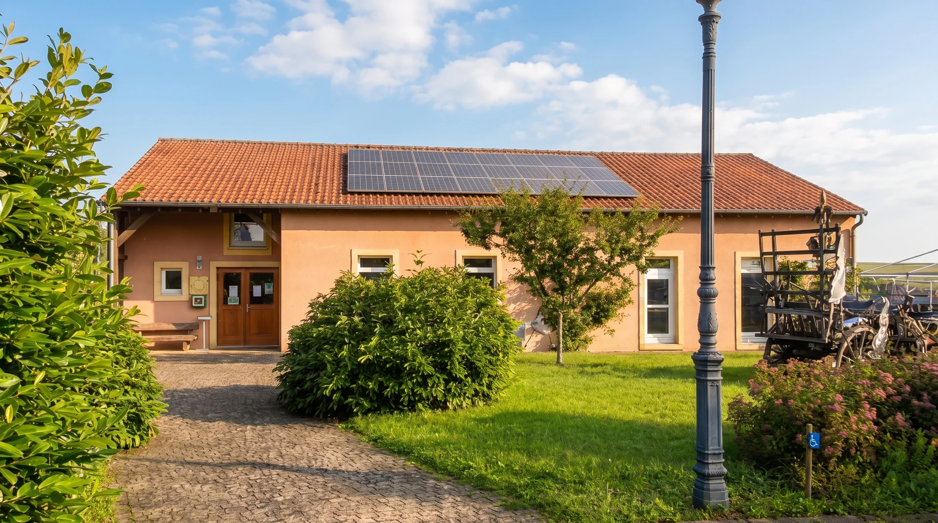 Deux ouvriers en équipement de sécurité installent des panneaux solaires photovoltaïques sur une toiture